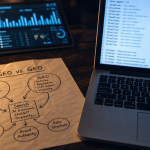 seo chatgpt : schéma SEO vs GEO sur bureau sombre, robots.txt visible